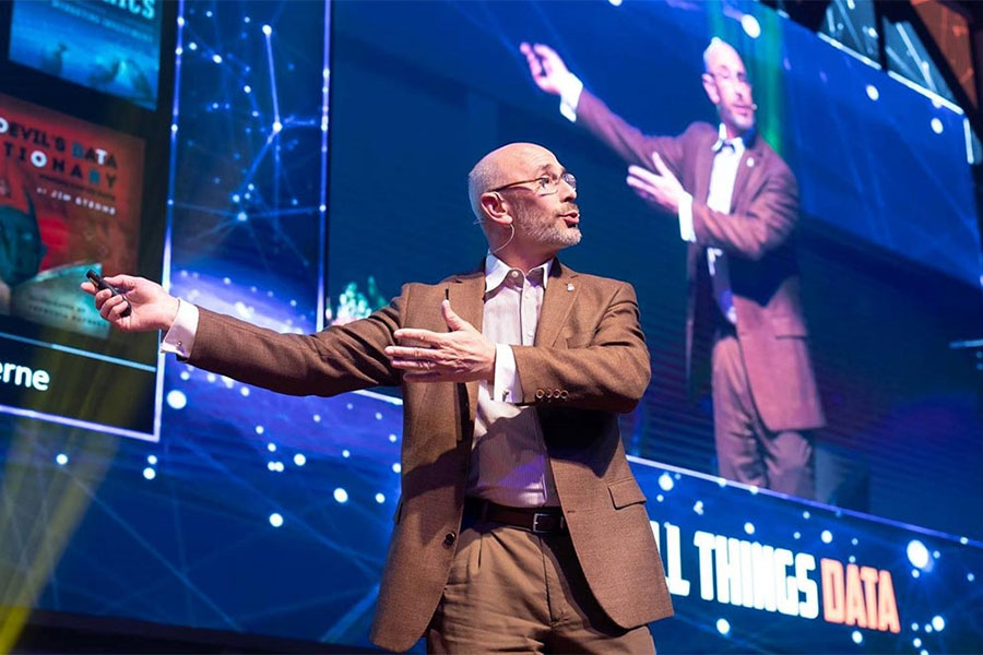 jim-sterne-presentation-900x600 Jim Sterne giving a presenation on AI